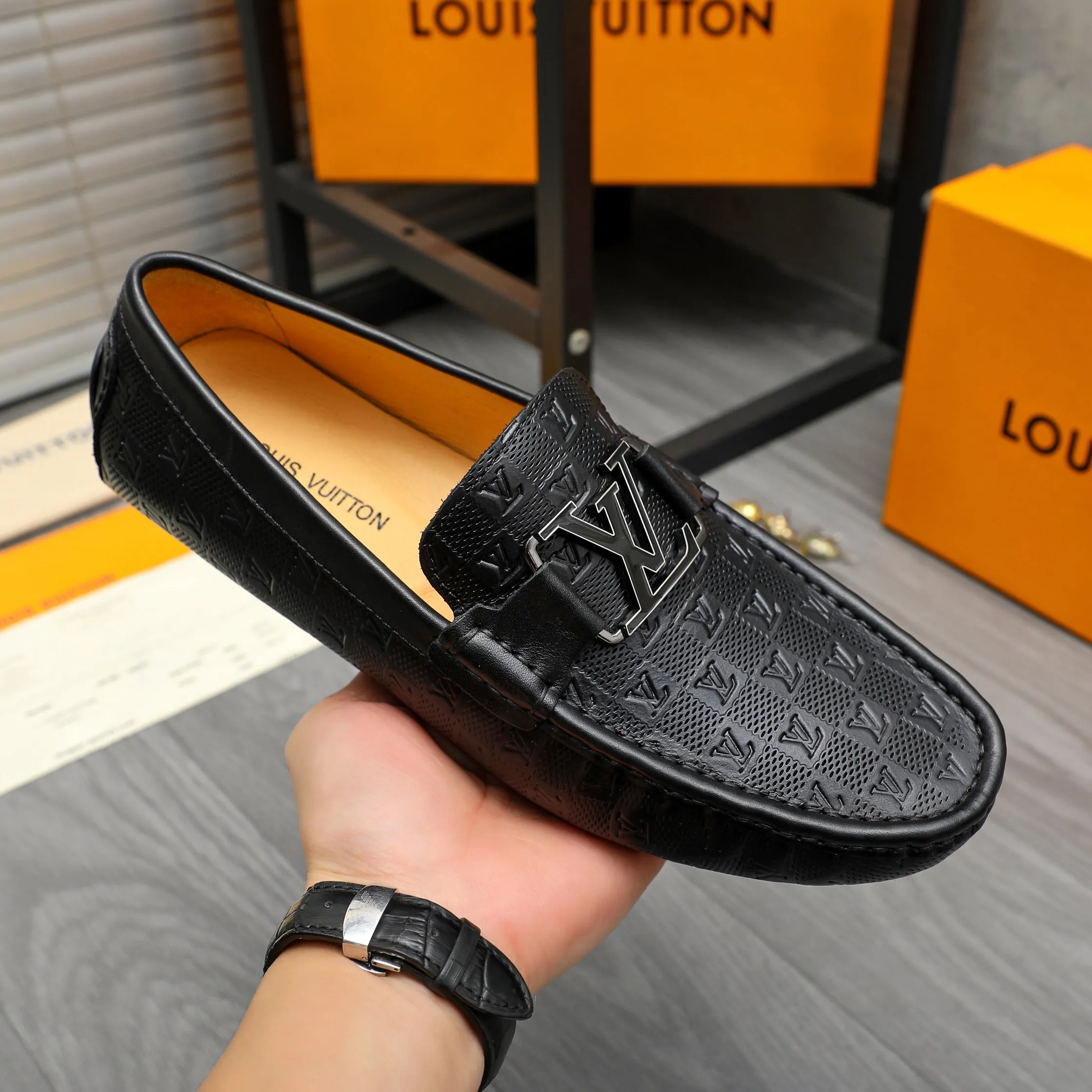 Men's shoes 💰p380 Product trademark: LV "Louis Vuitton" casual slip-on men's shoes Regular size: 38-45 Product material: Selected classic embossed cowhide upper, pigskin lining, rubber outsole